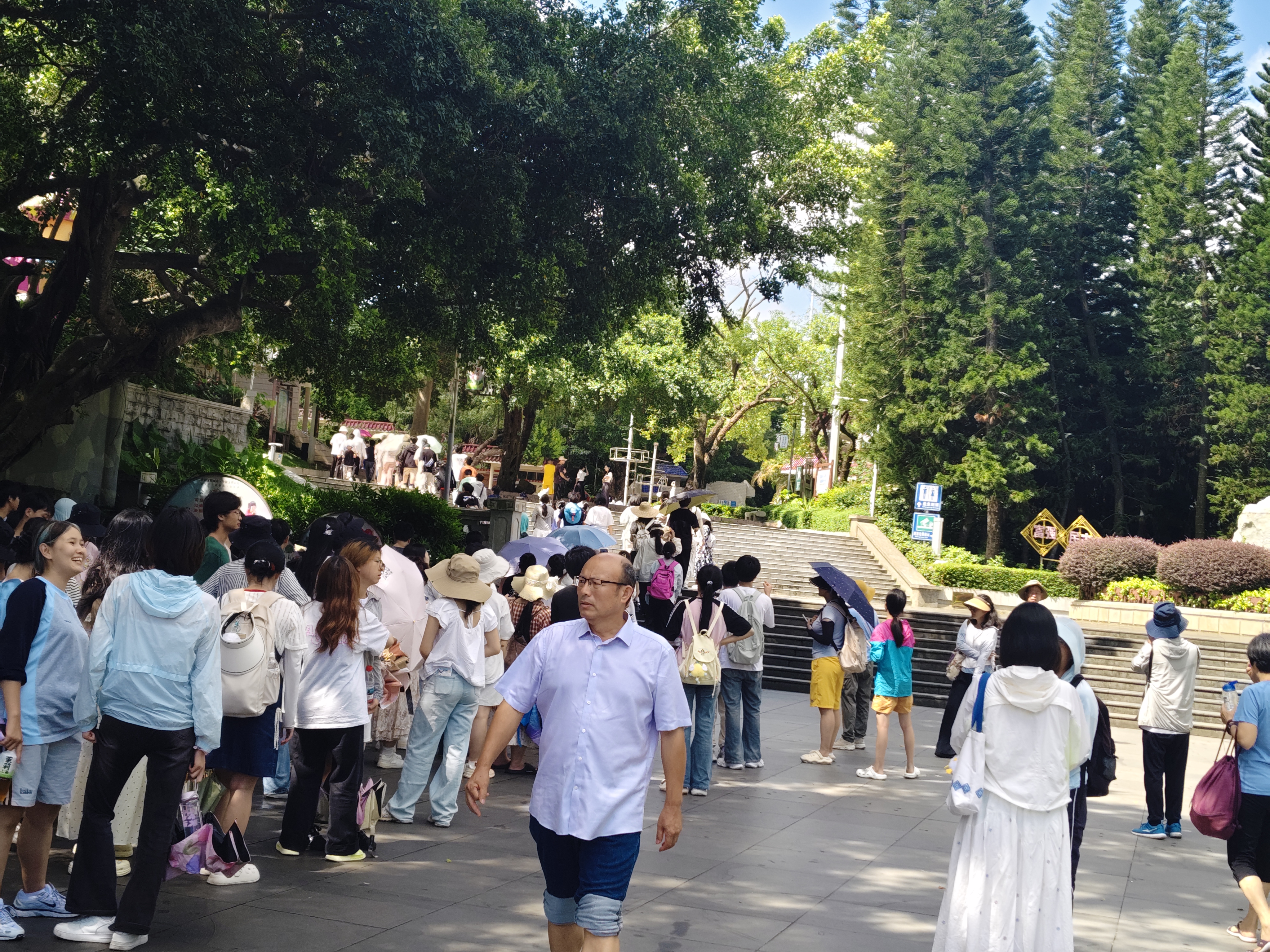 图为老师组织学生有序进入动物园.jpg