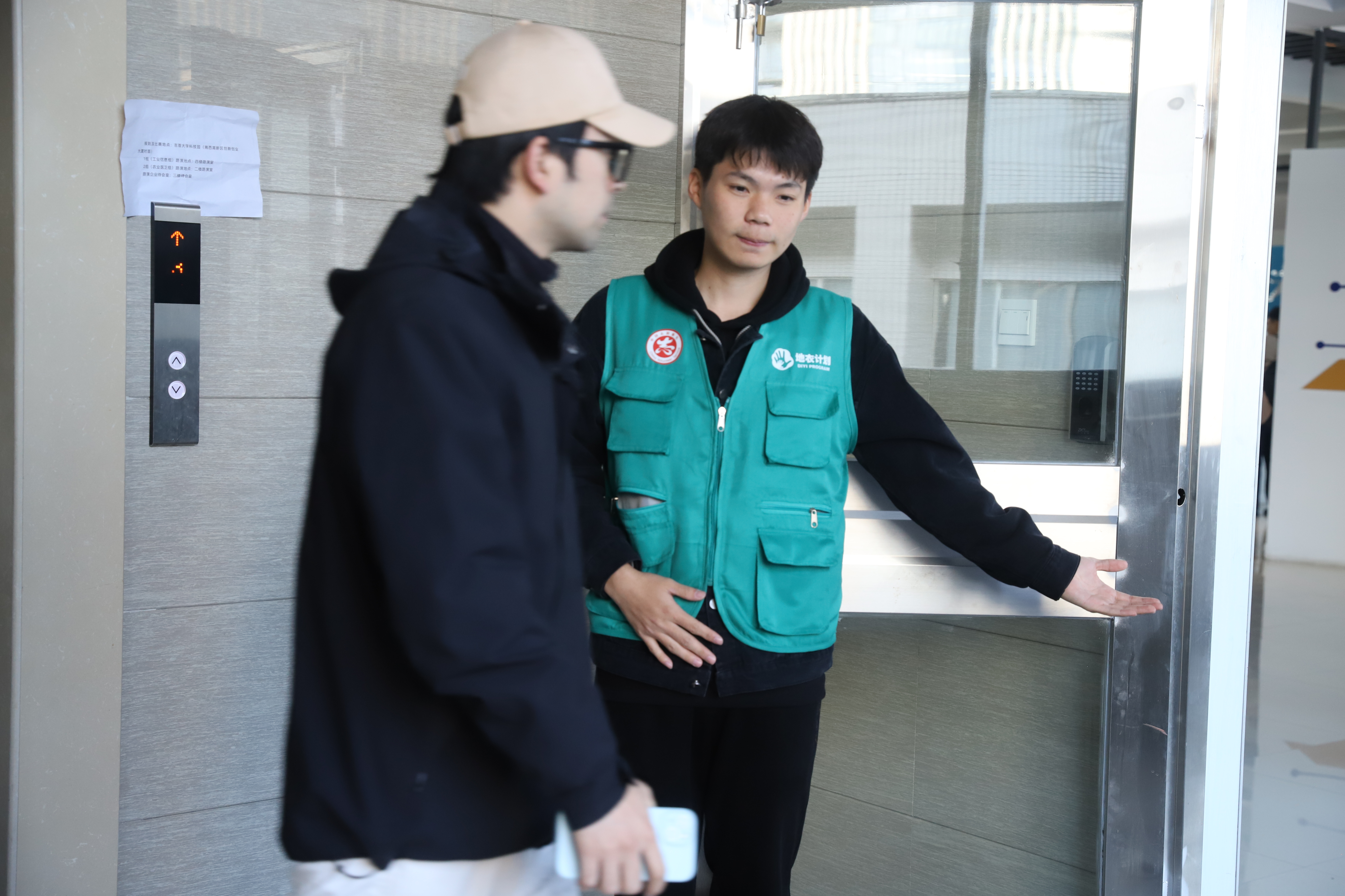 图为志愿者引导2.JPG