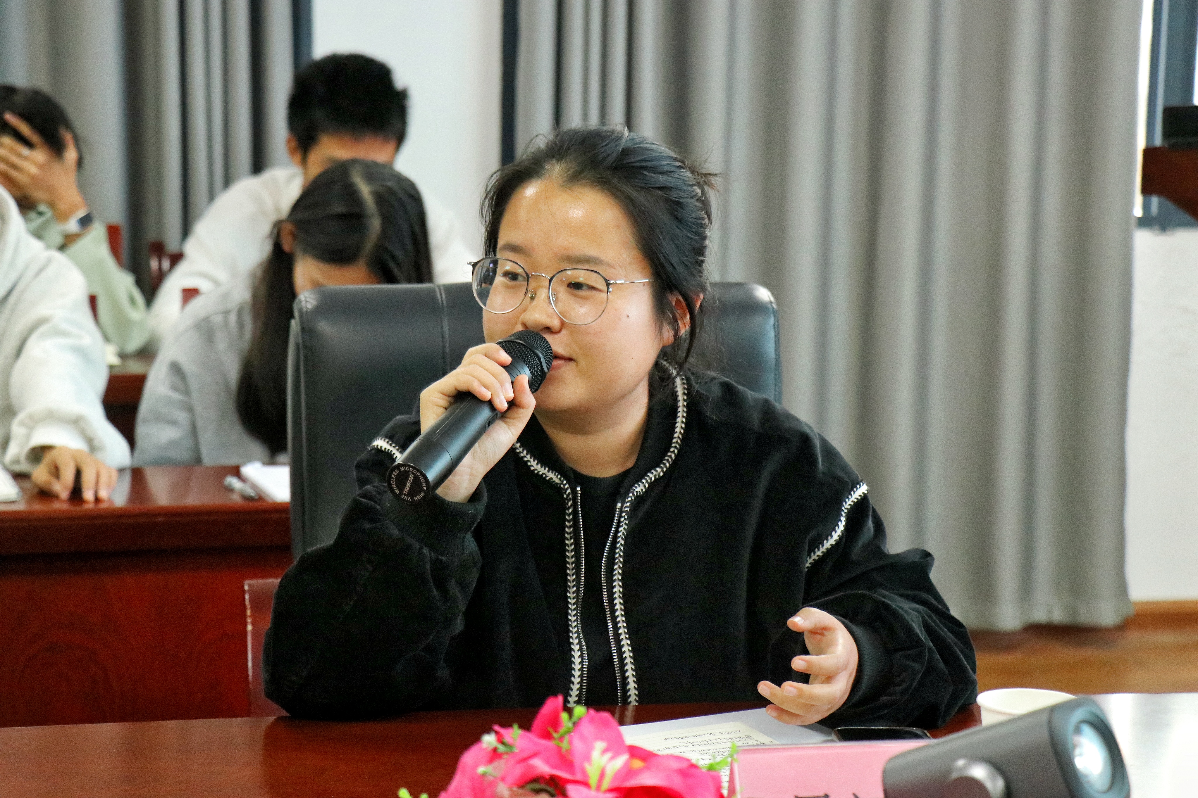 图为吴靖雯老师发言.jpg